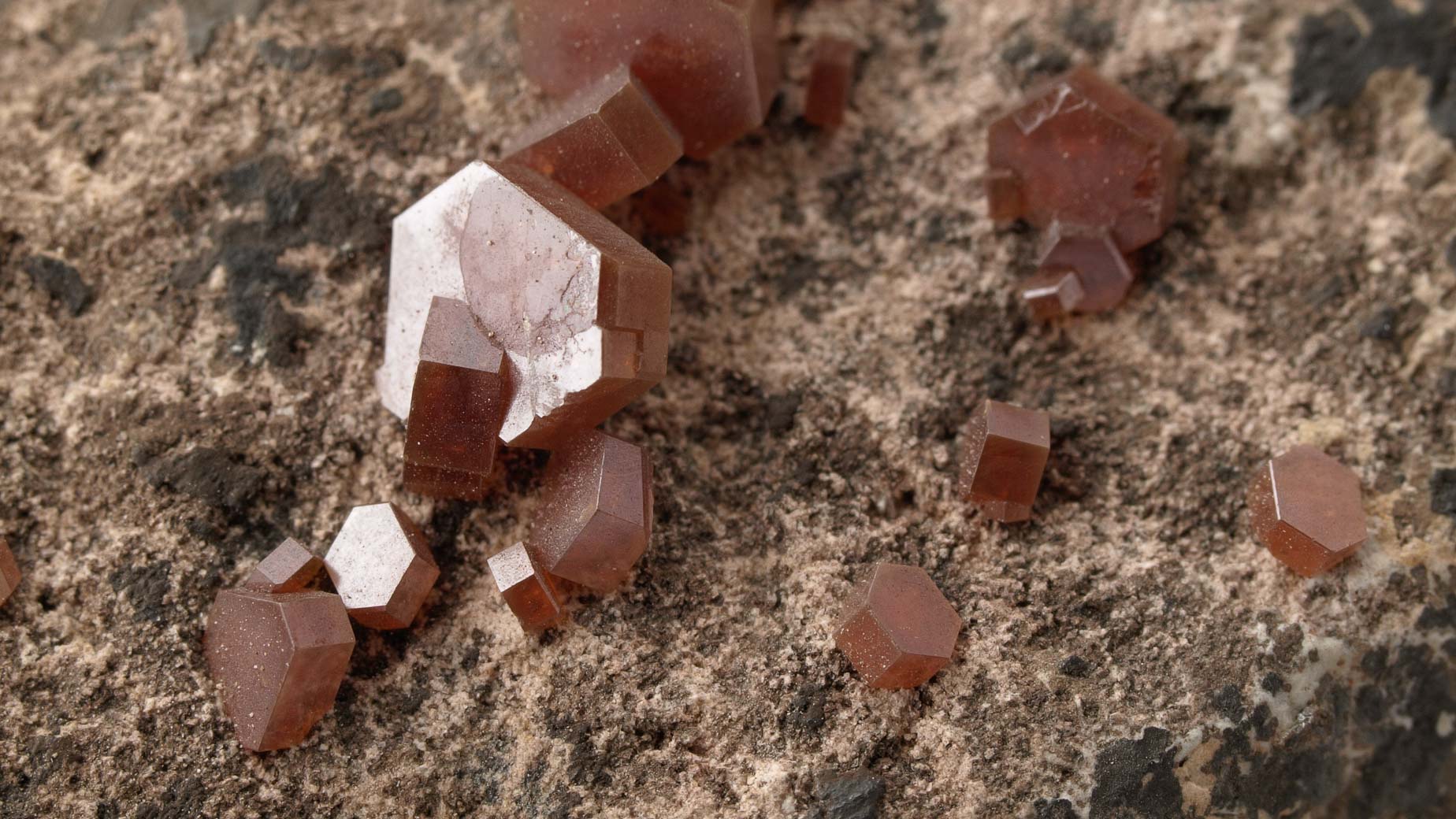Kristali vanadinita - najveći kristal je veličine 3x4 mm